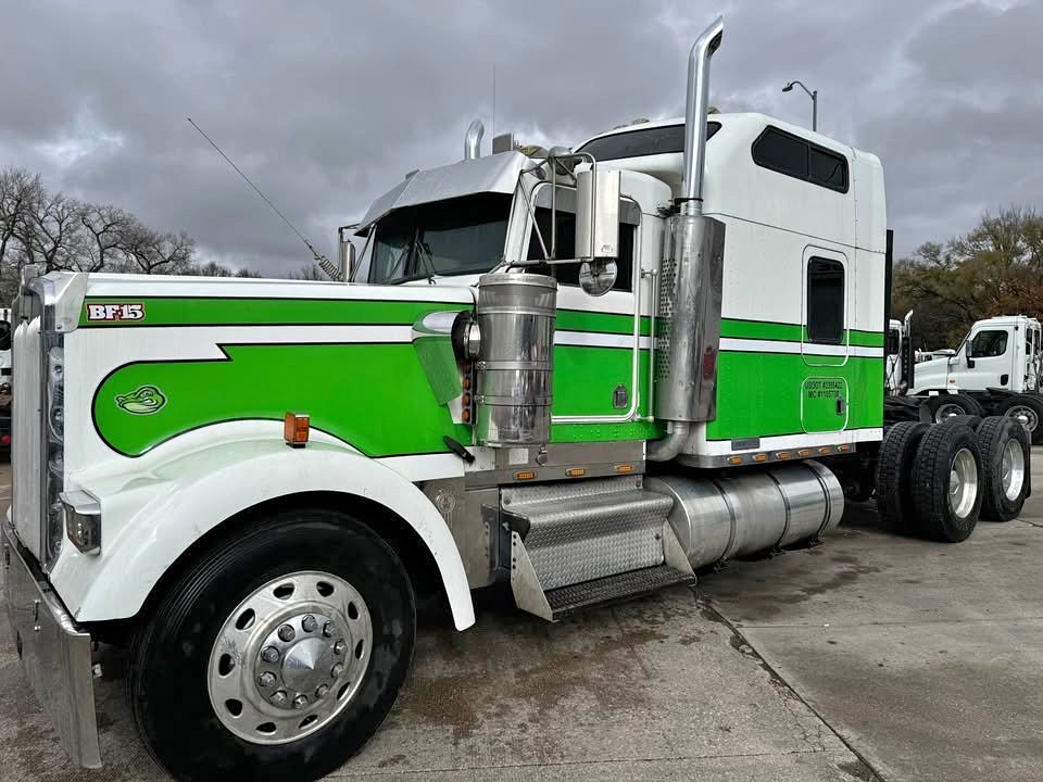 Kenworth W900L