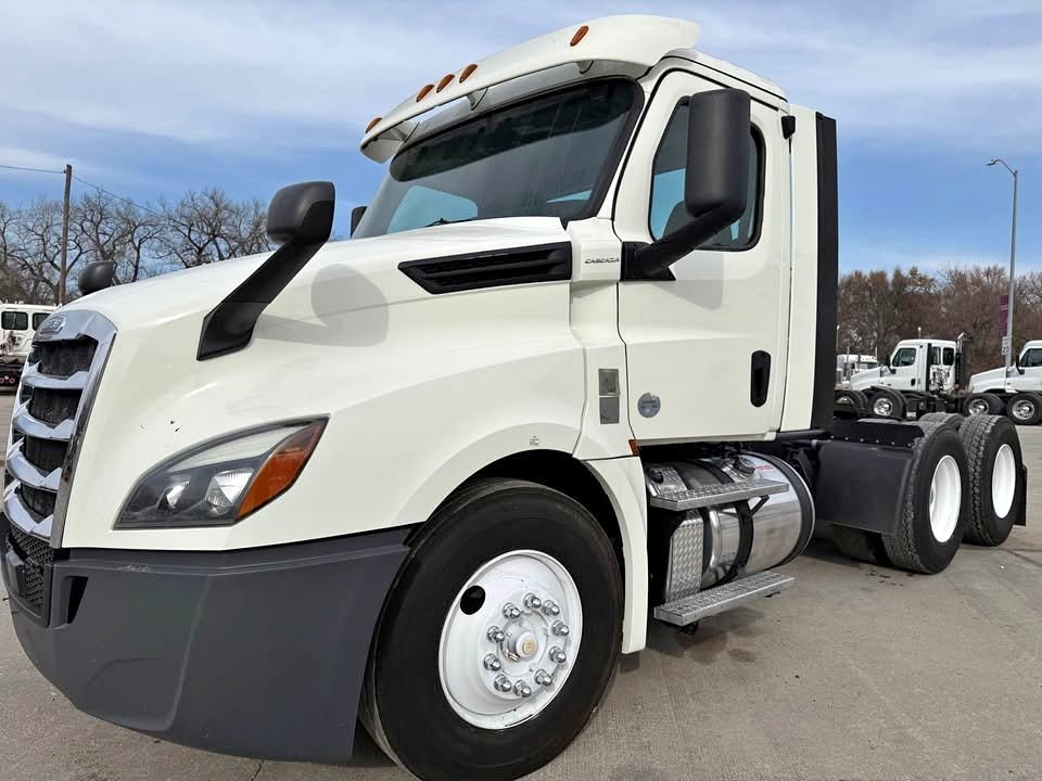 Freightliner CASCADIA 126